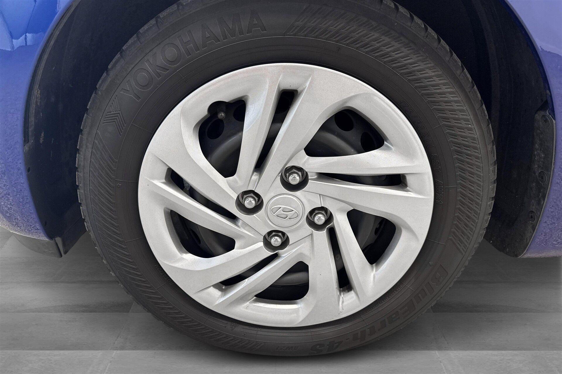 Blå Hyundai i10 fra 2023