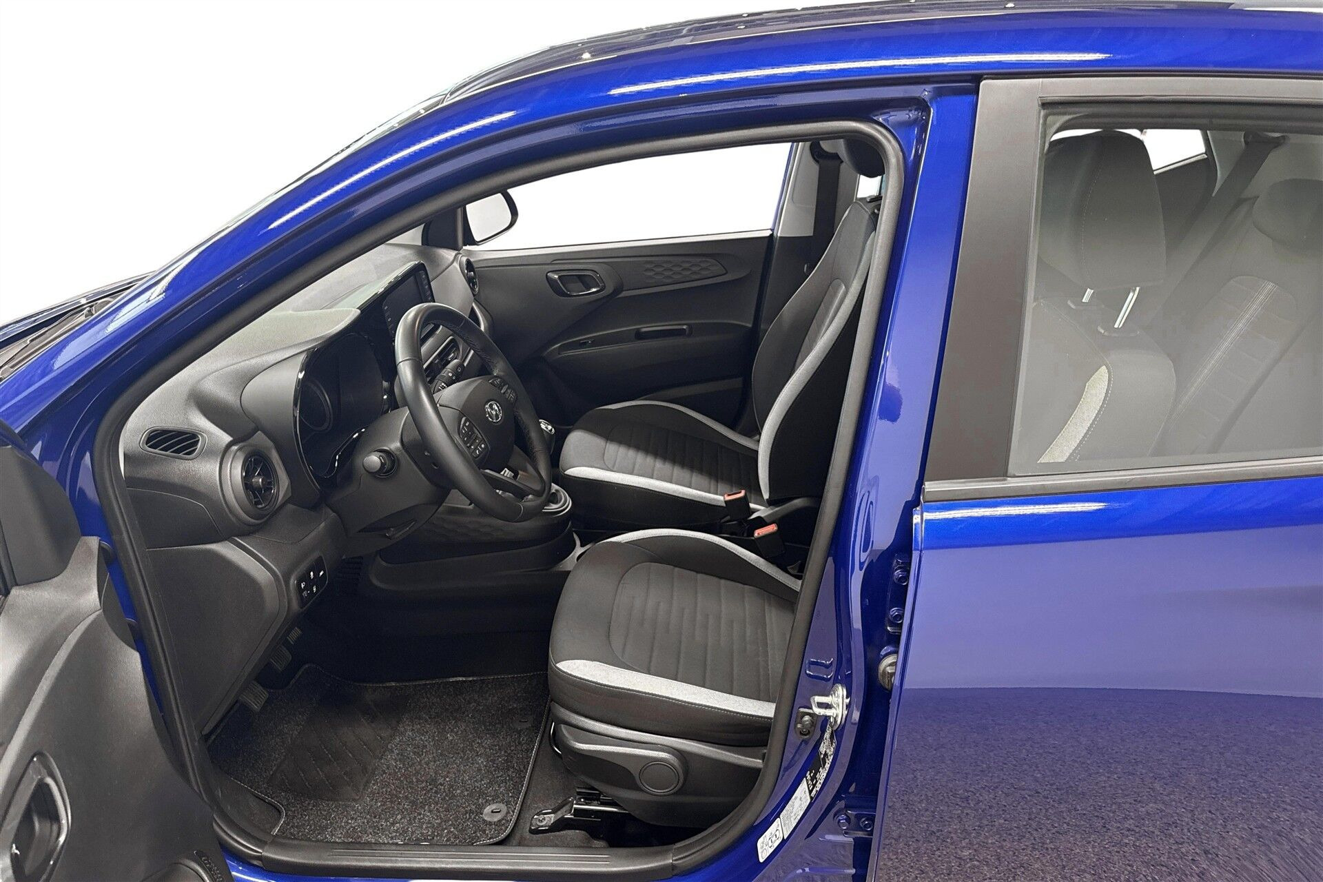 Blå Hyundai i10 fra 2023