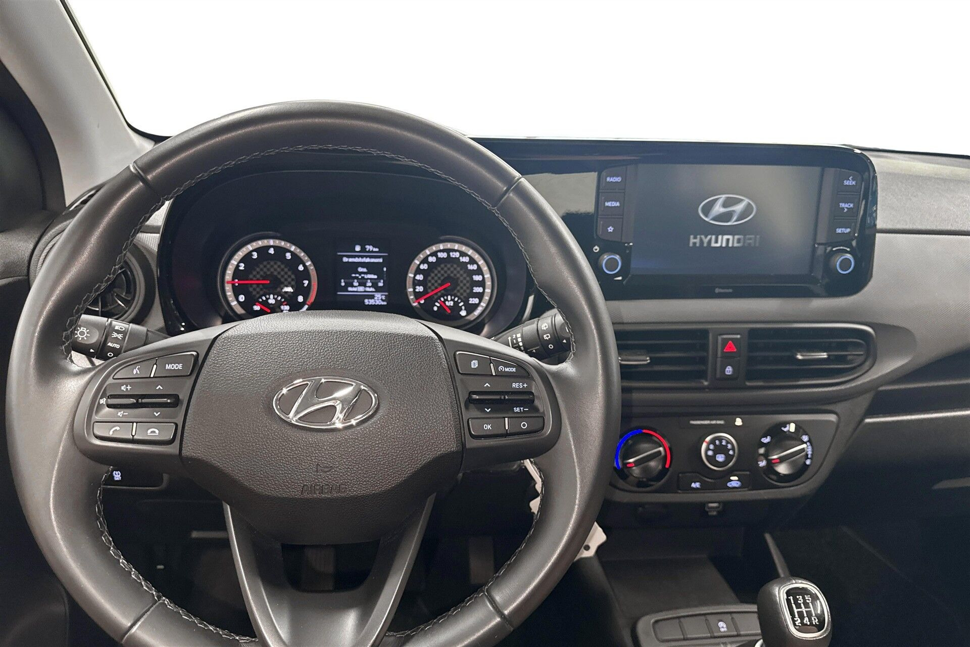 Blå Hyundai i10 fra 2023