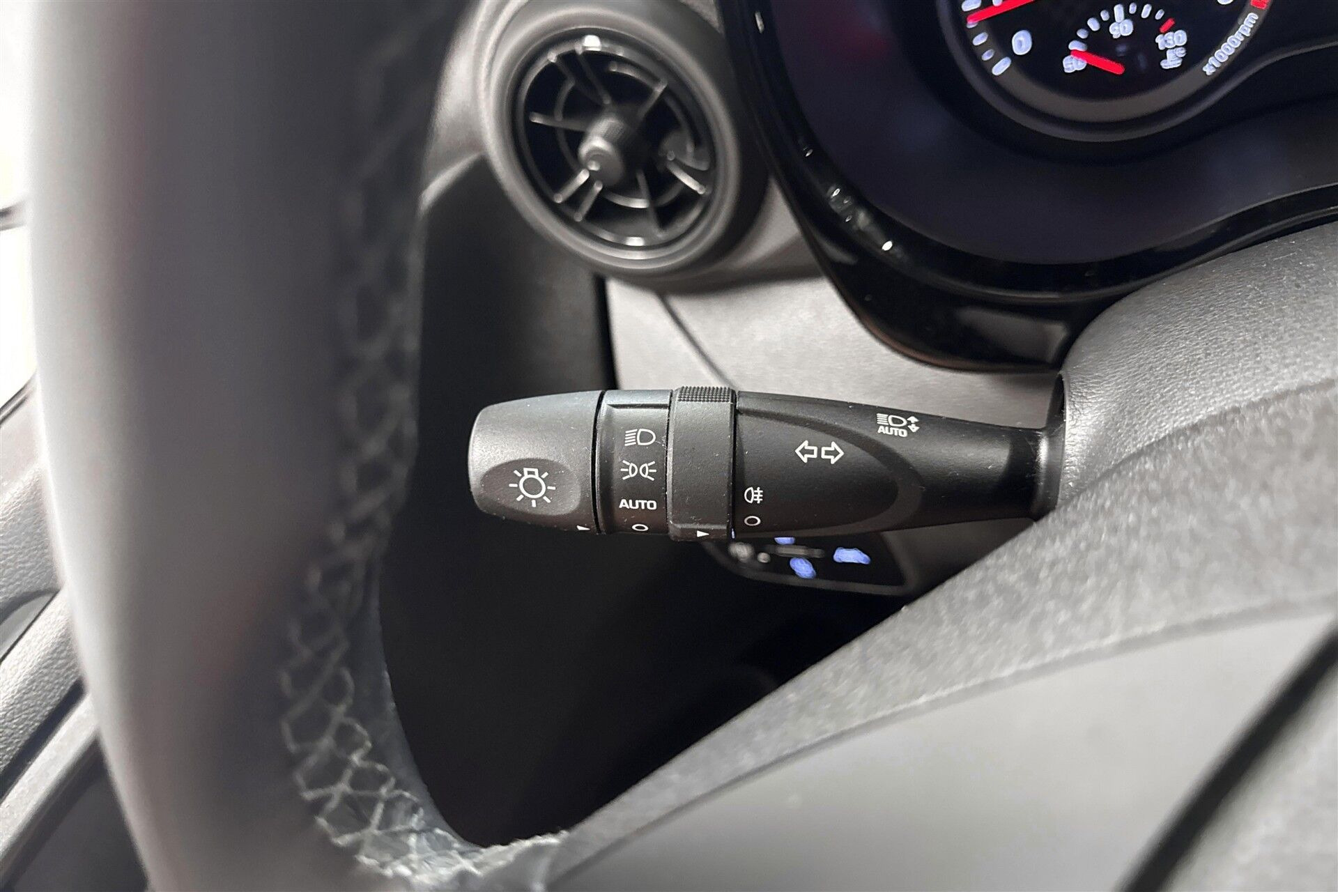 Blå Hyundai i10 fra 2023
