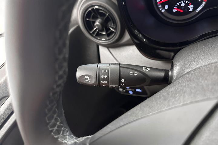 Blå Hyundai i10 fra 2023