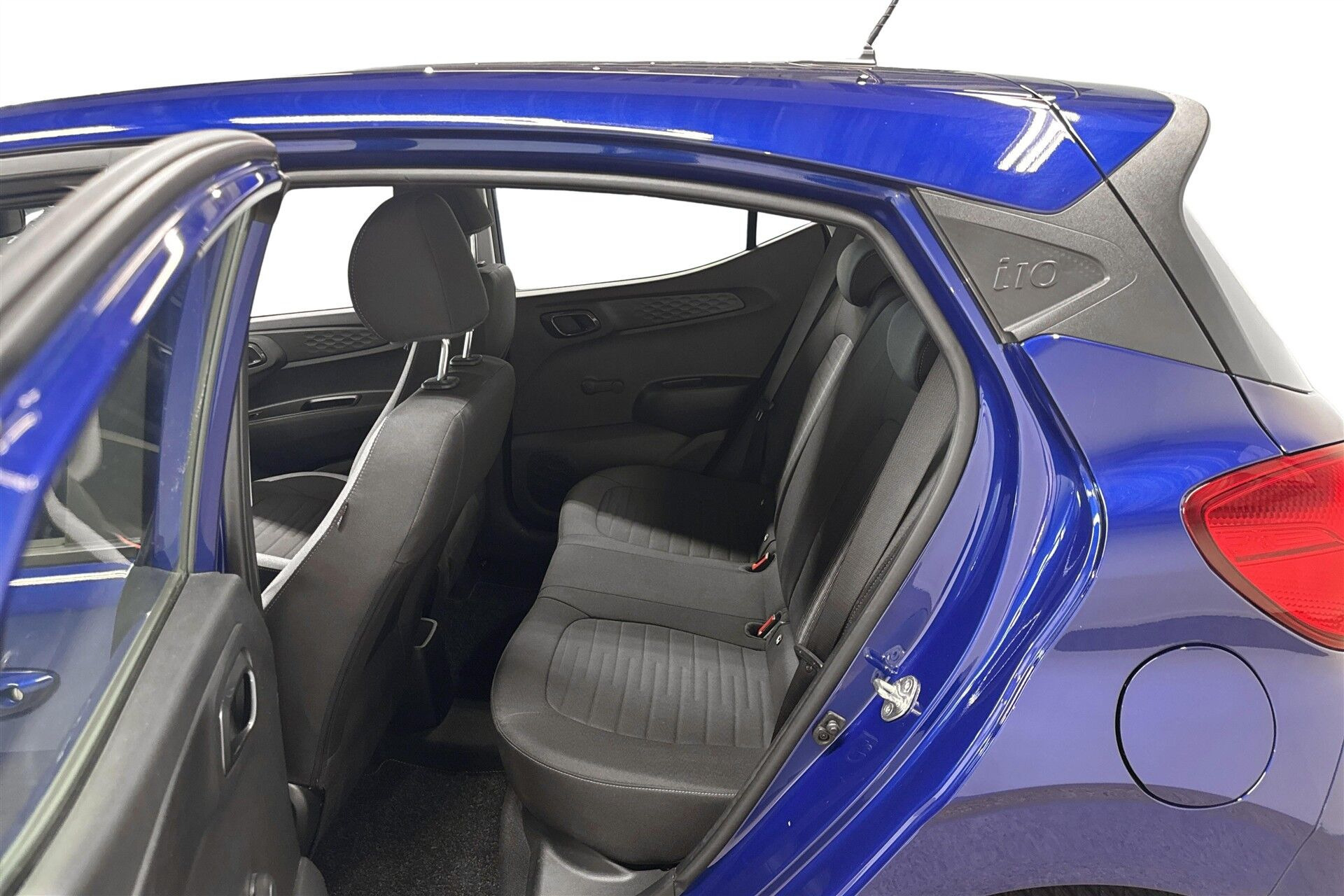 Blå Hyundai i10 fra 2023