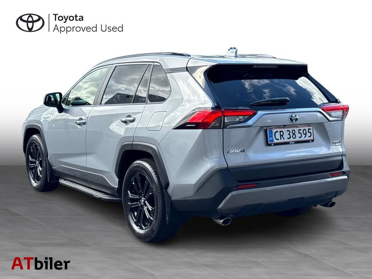 Sølv Toyota RAV4 fra 2020