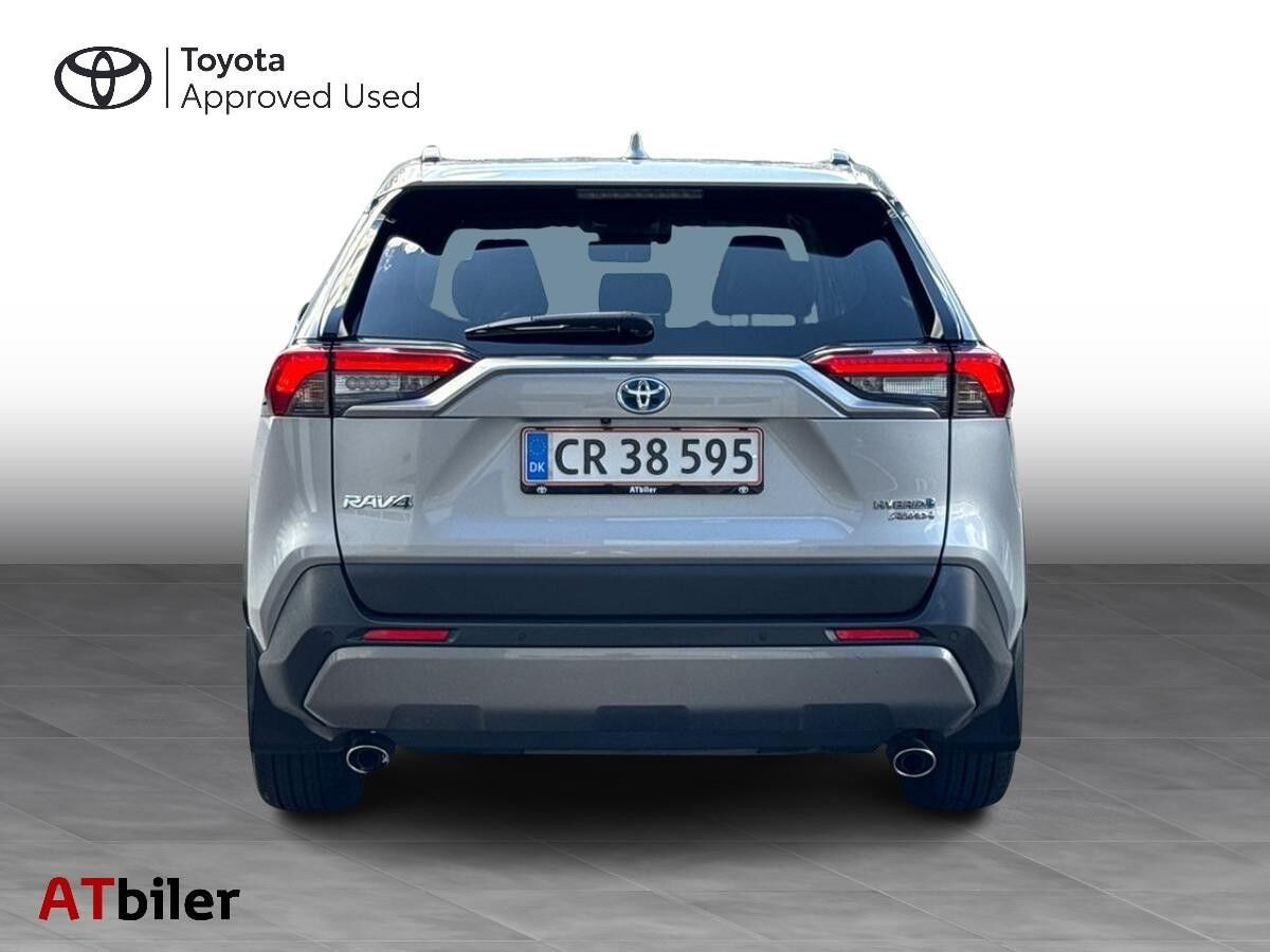 Sølv Toyota RAV4 fra 2020