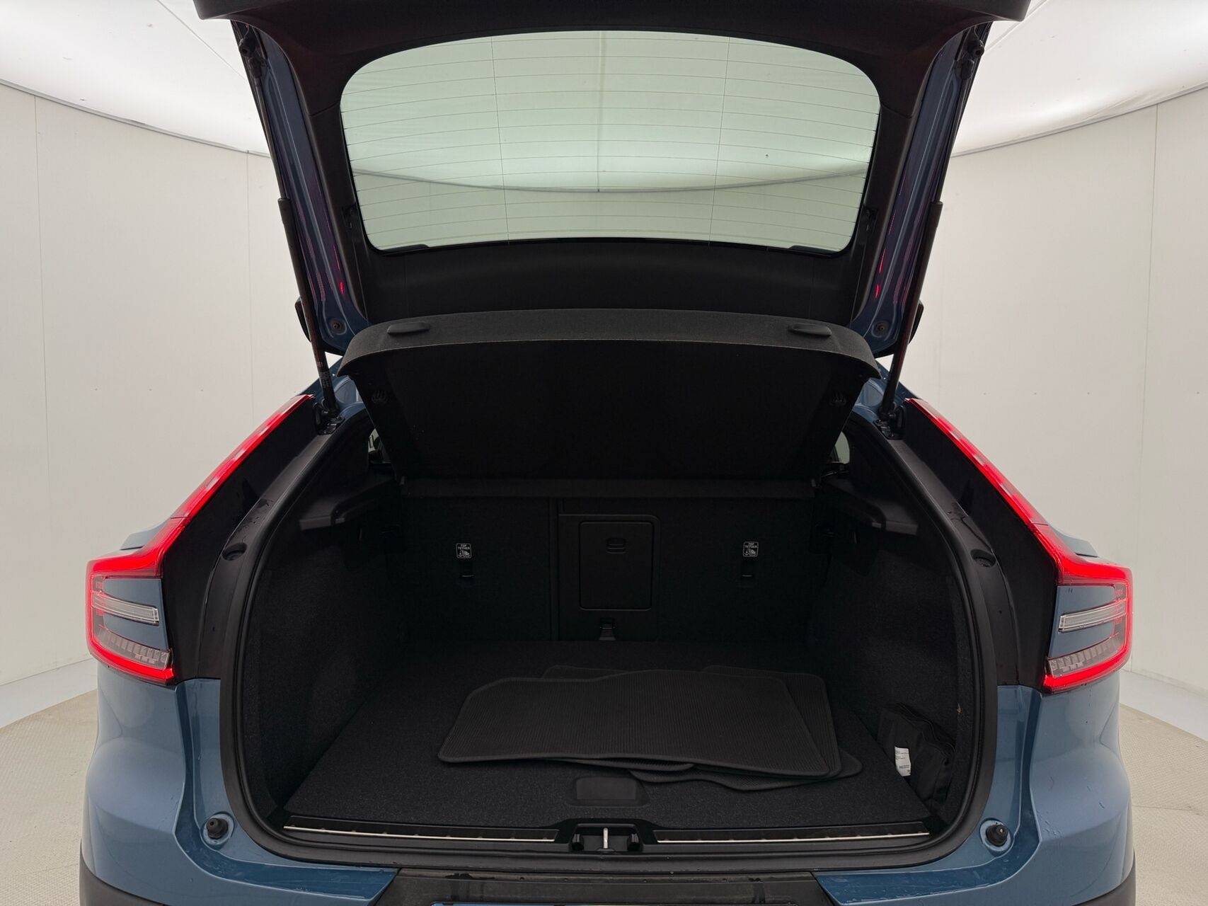 Blå Volvo C40 fra 2023