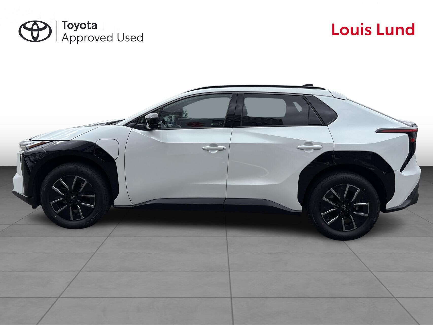 Hvid Toyota BZ4X fra 2026