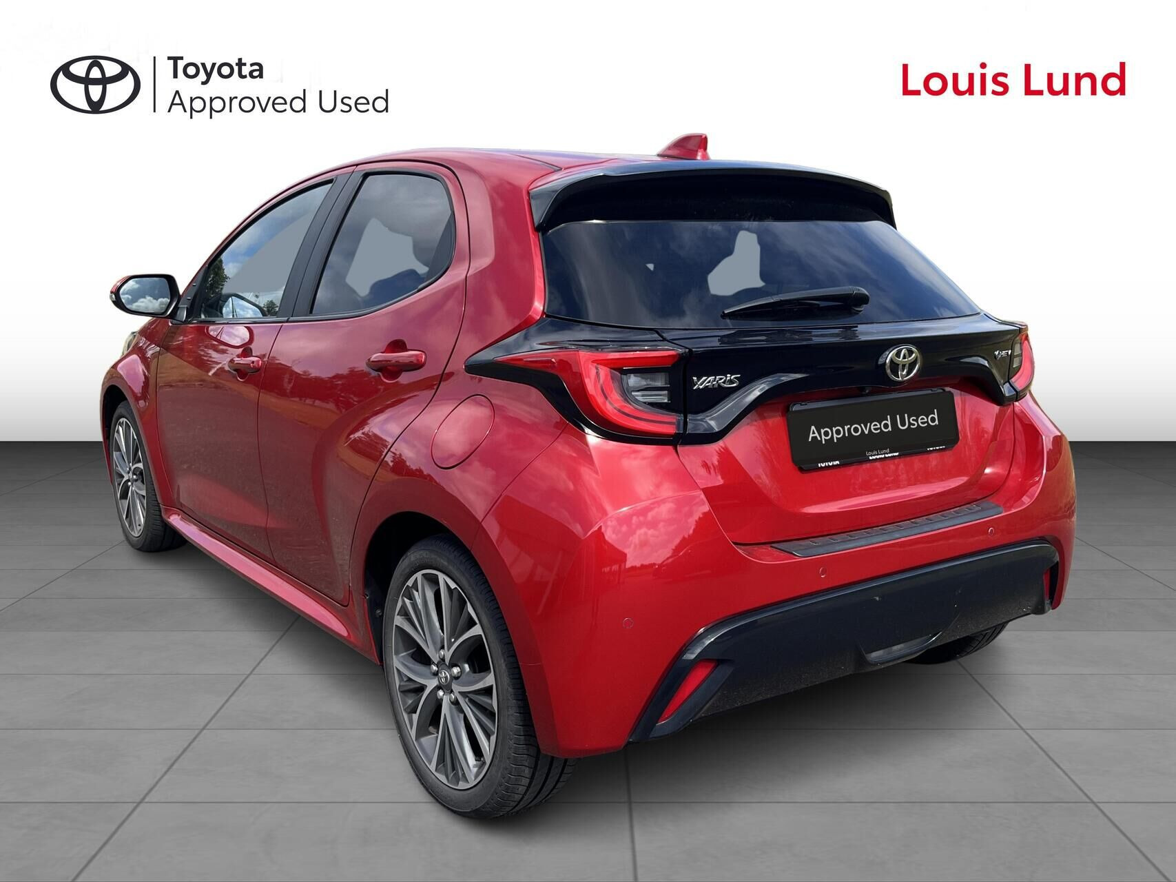 Rød Toyota Yaris fra 2024