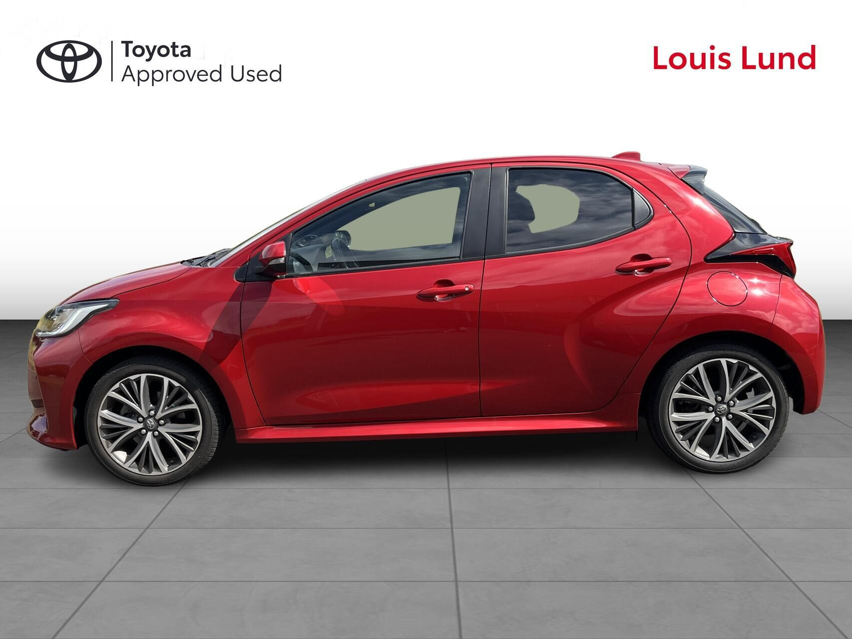 Rød Toyota Yaris fra 2024