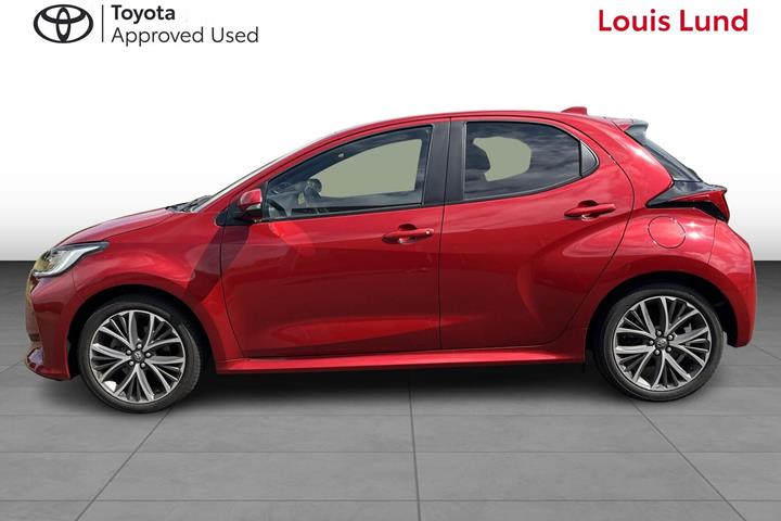 Rød Toyota Yaris fra 2024