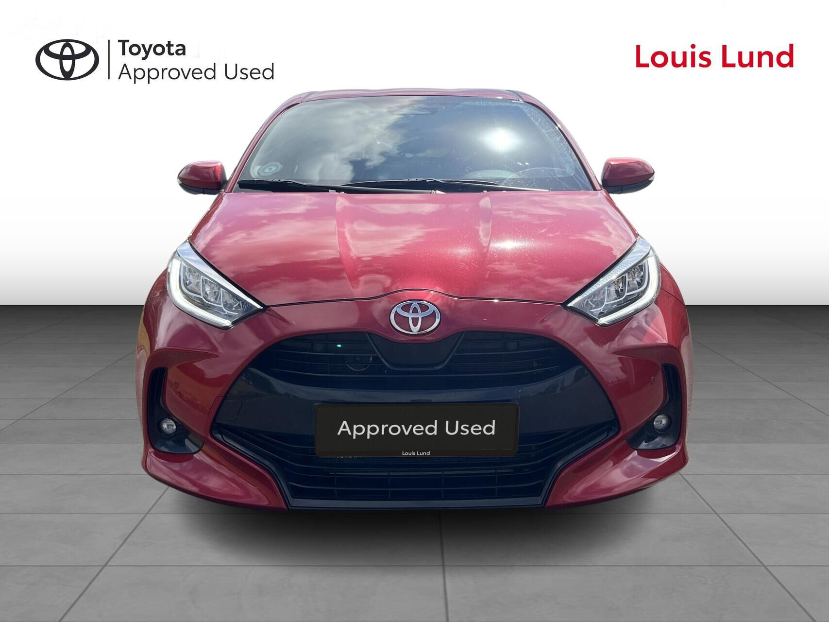 Rød Toyota Yaris fra 2024