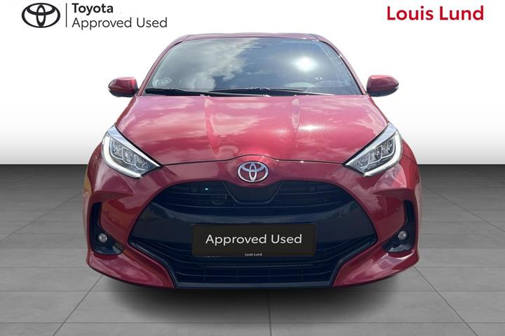 Rød Toyota Yaris fra 2024