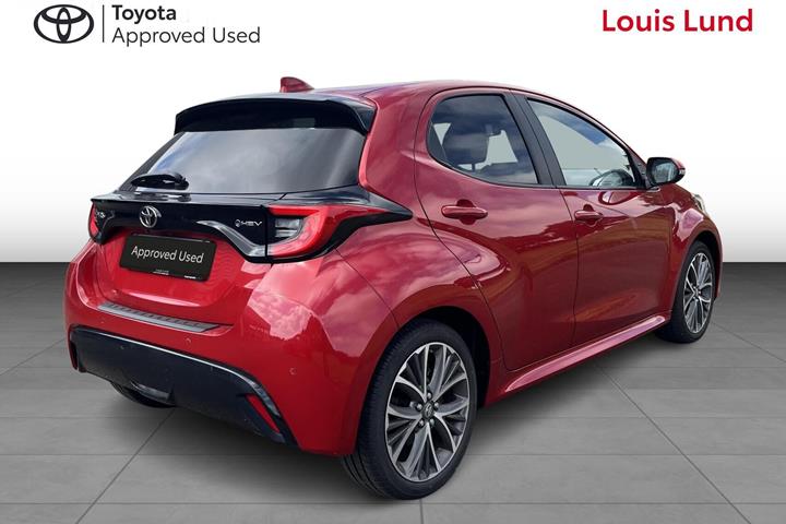 Rød Toyota Yaris fra 2024