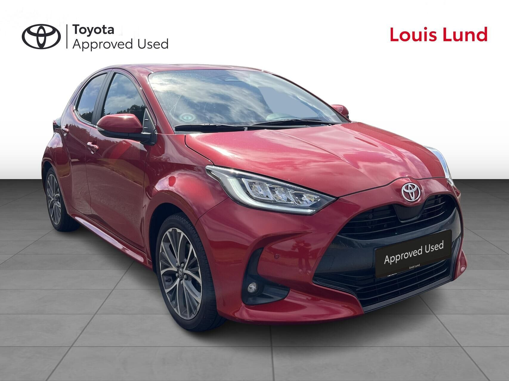 Rød Toyota Yaris fra 2024
