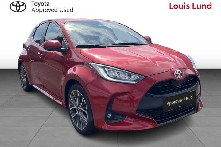 Rød Toyota Yaris fra 2024