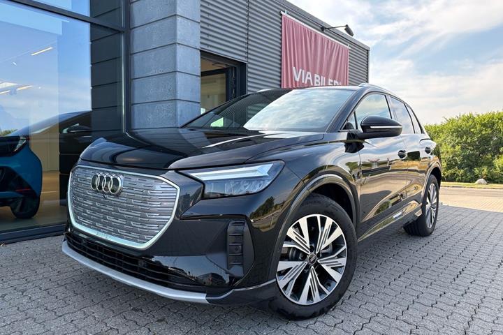 Sort Audi Q4 fra 2023 set udefra