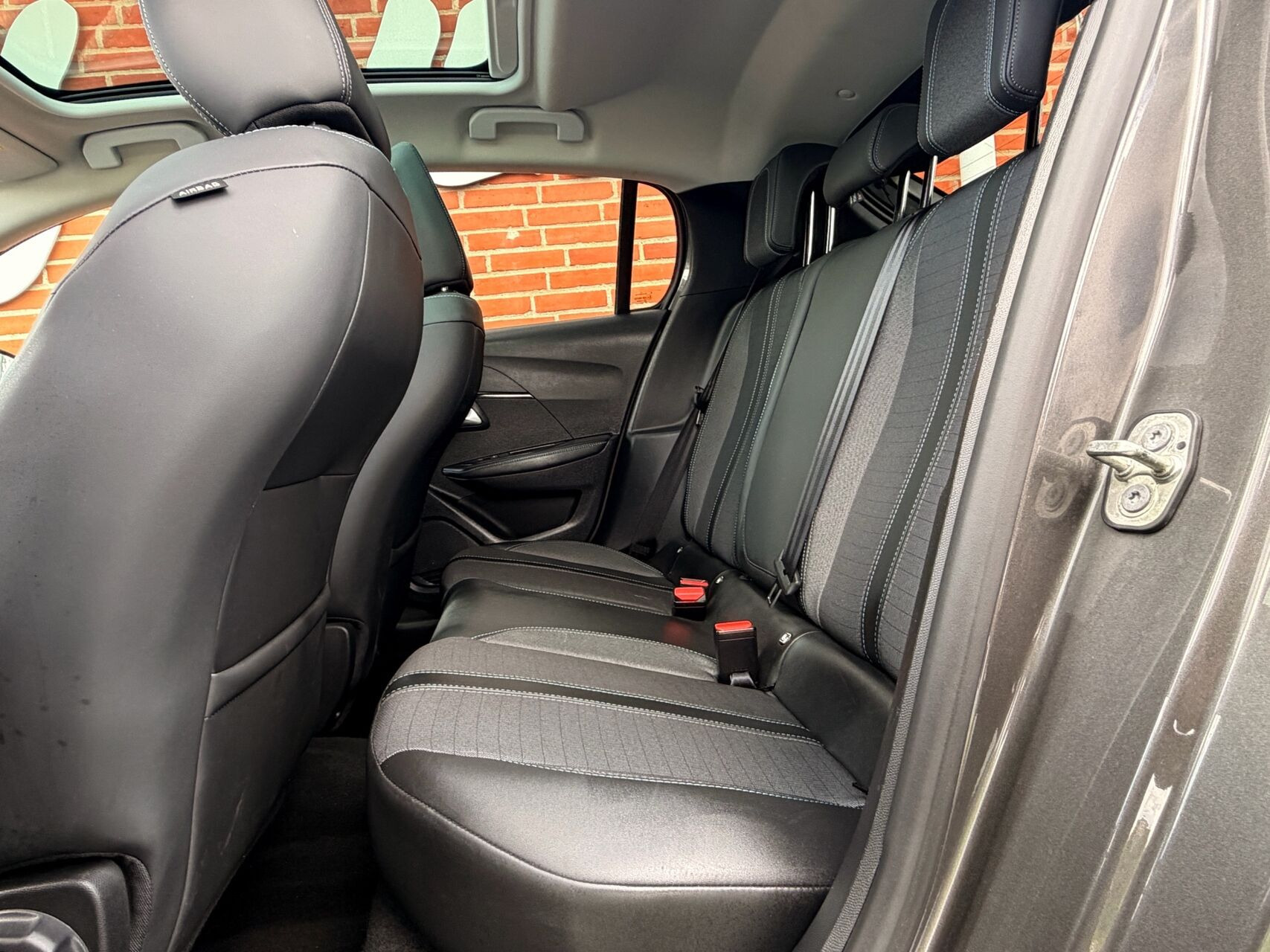 Sort Peugeot 208 fra 2020
