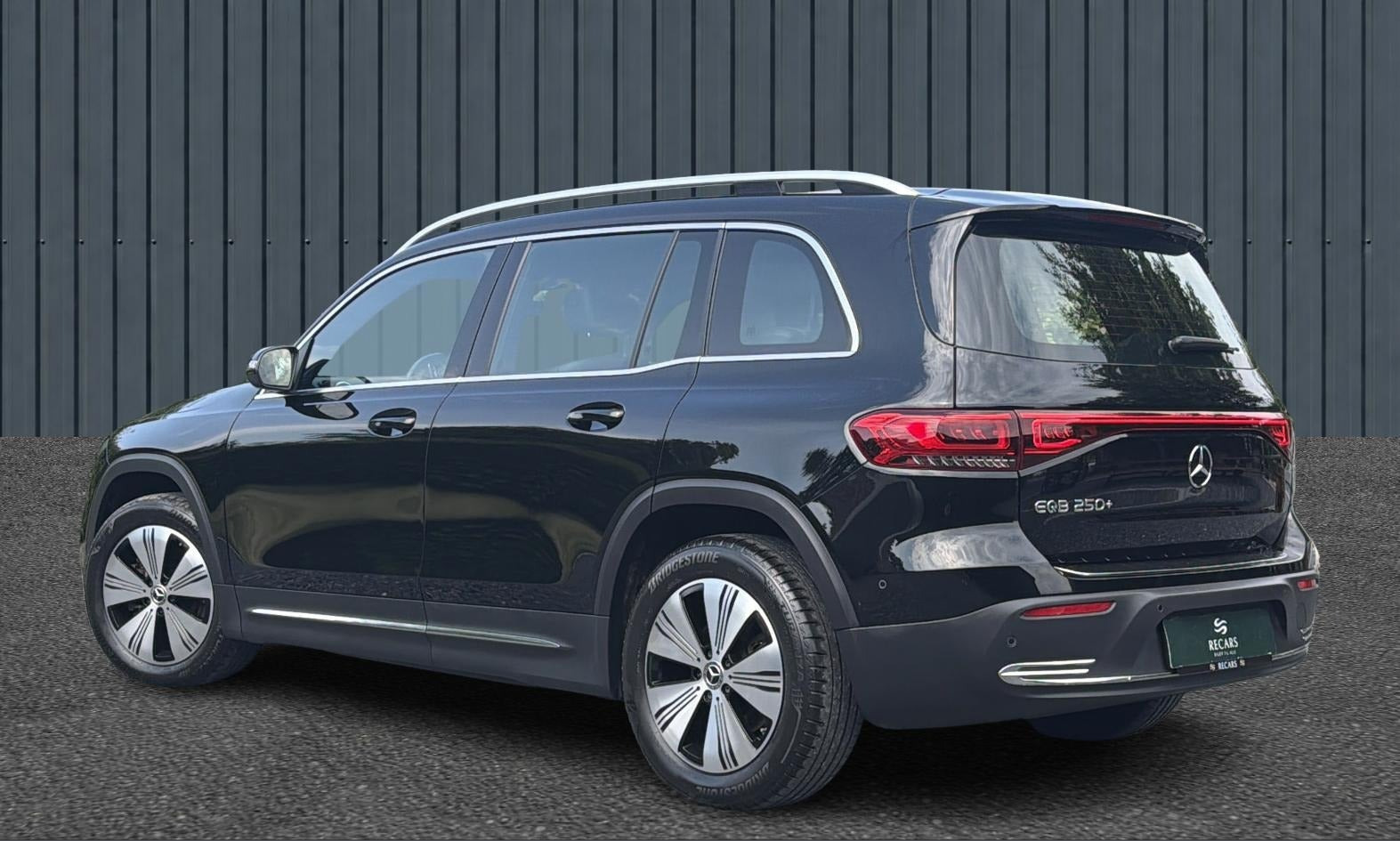 Sort Mercedes EQB250+ fra 2023