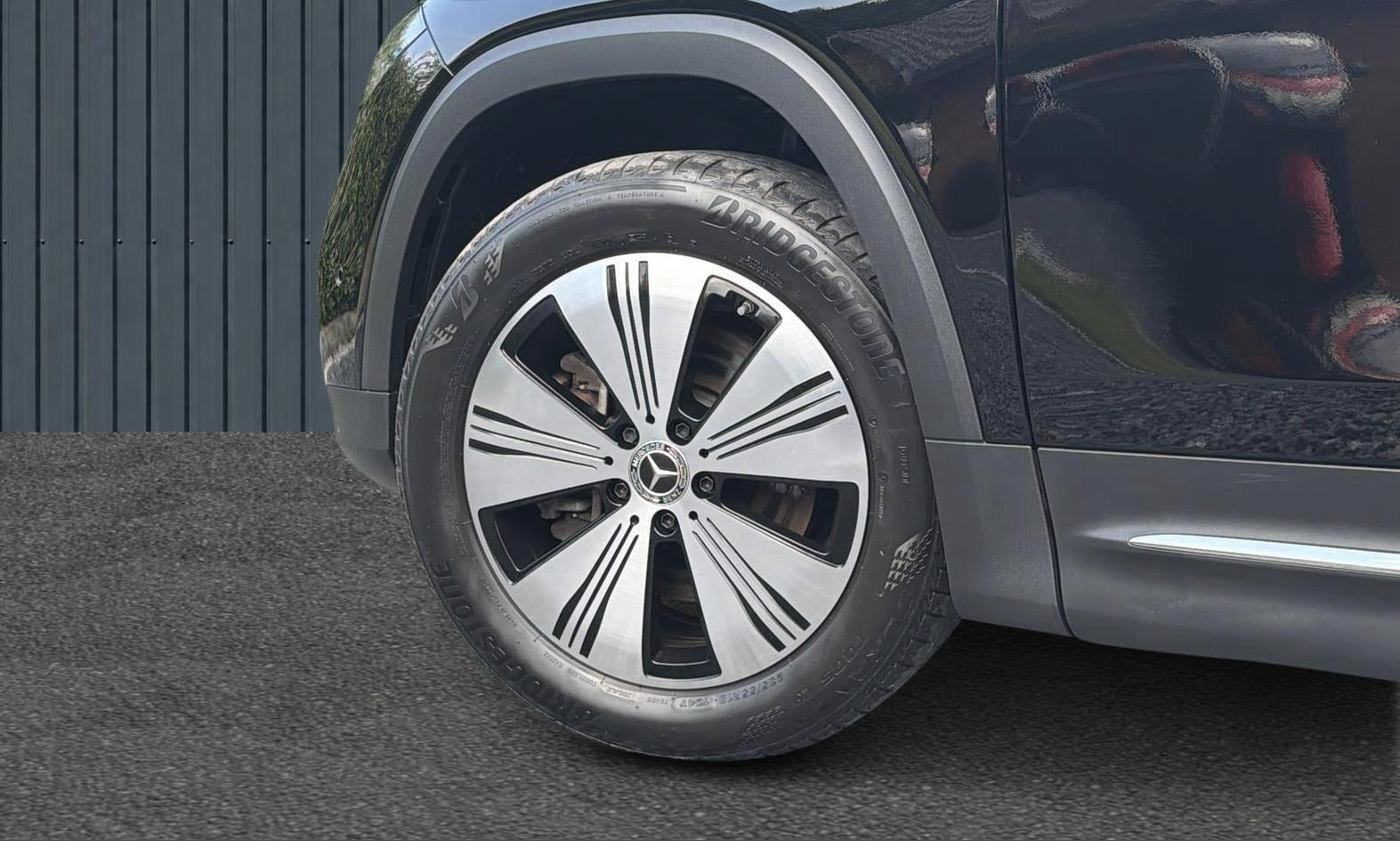 Sort Mercedes EQB250+ fra 2023