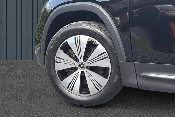 Sort Mercedes EQB250+ fra 2023