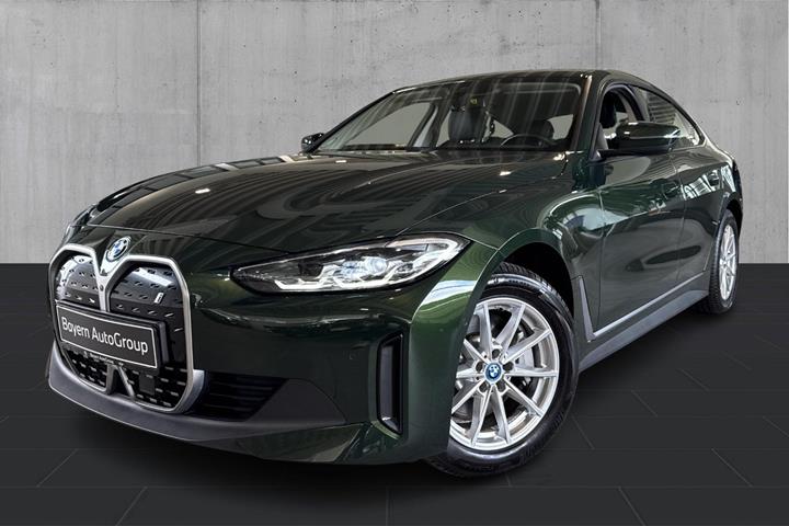 Grøn BMW i4 fra 2022 set udefra