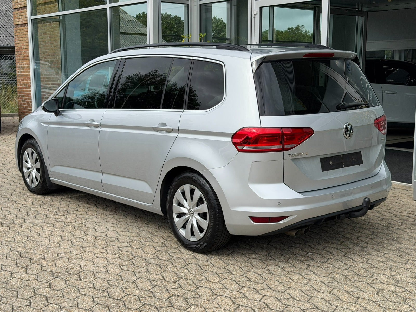 Sølv VW Touran fra 2016