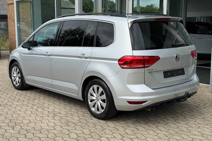 Sølv VW Touran fra 2016