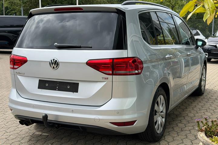 Sølv VW Touran fra 2016