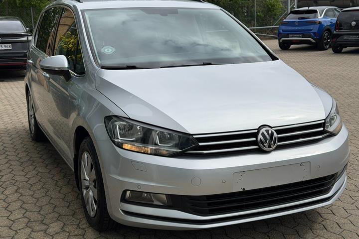 Sølv VW Touran fra 2016
