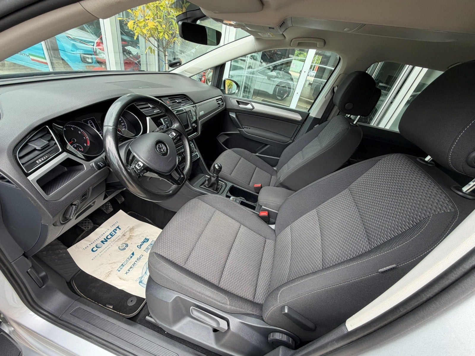 Sølv VW Touran fra 2016