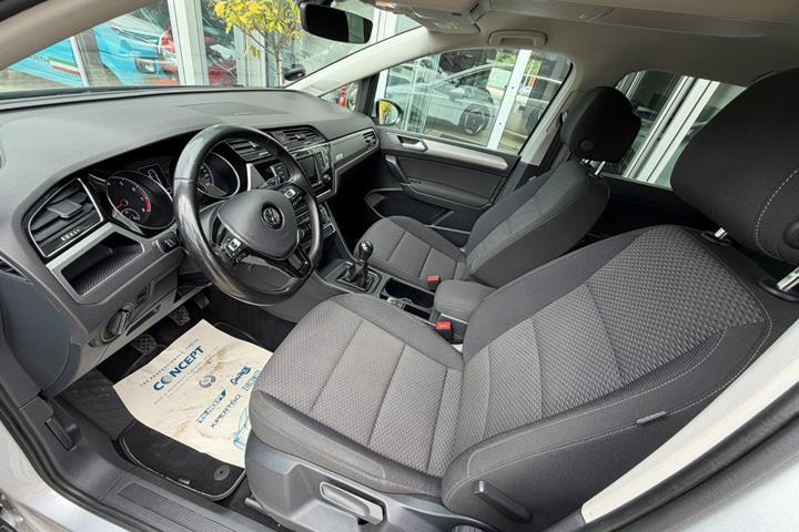 Sølv VW Touran fra 2016