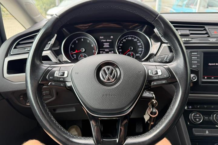 Sølv VW Touran fra 2016