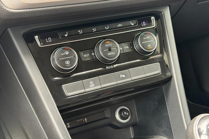 Sølv VW Touran fra 2016