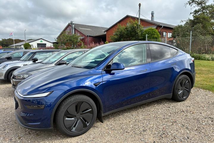 Blå Tesla Model Y fra 2025