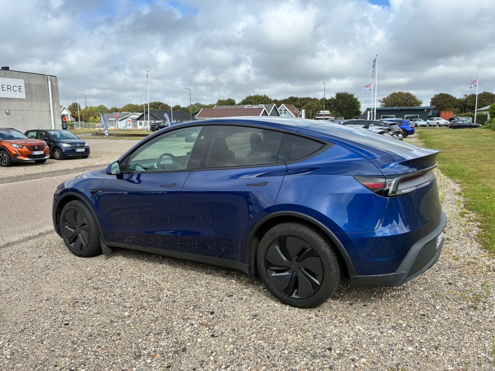 Blå Tesla Model Y fra 2025