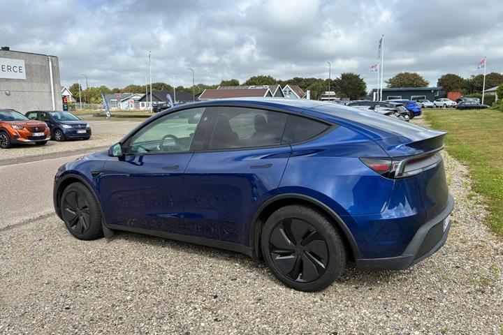 Blå Tesla Model Y fra 2025