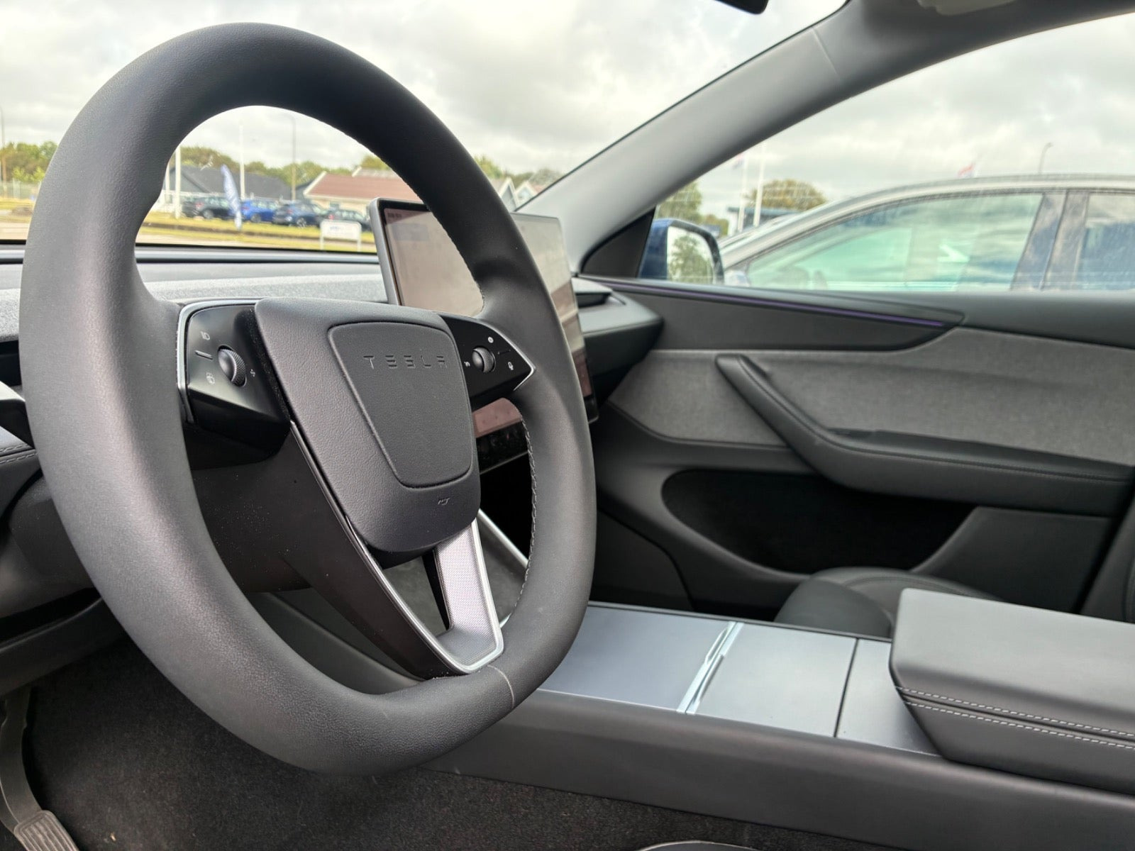 Blå Tesla Model Y fra 2025