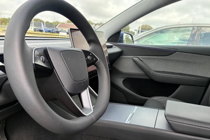 Blå Tesla Model Y fra 2025