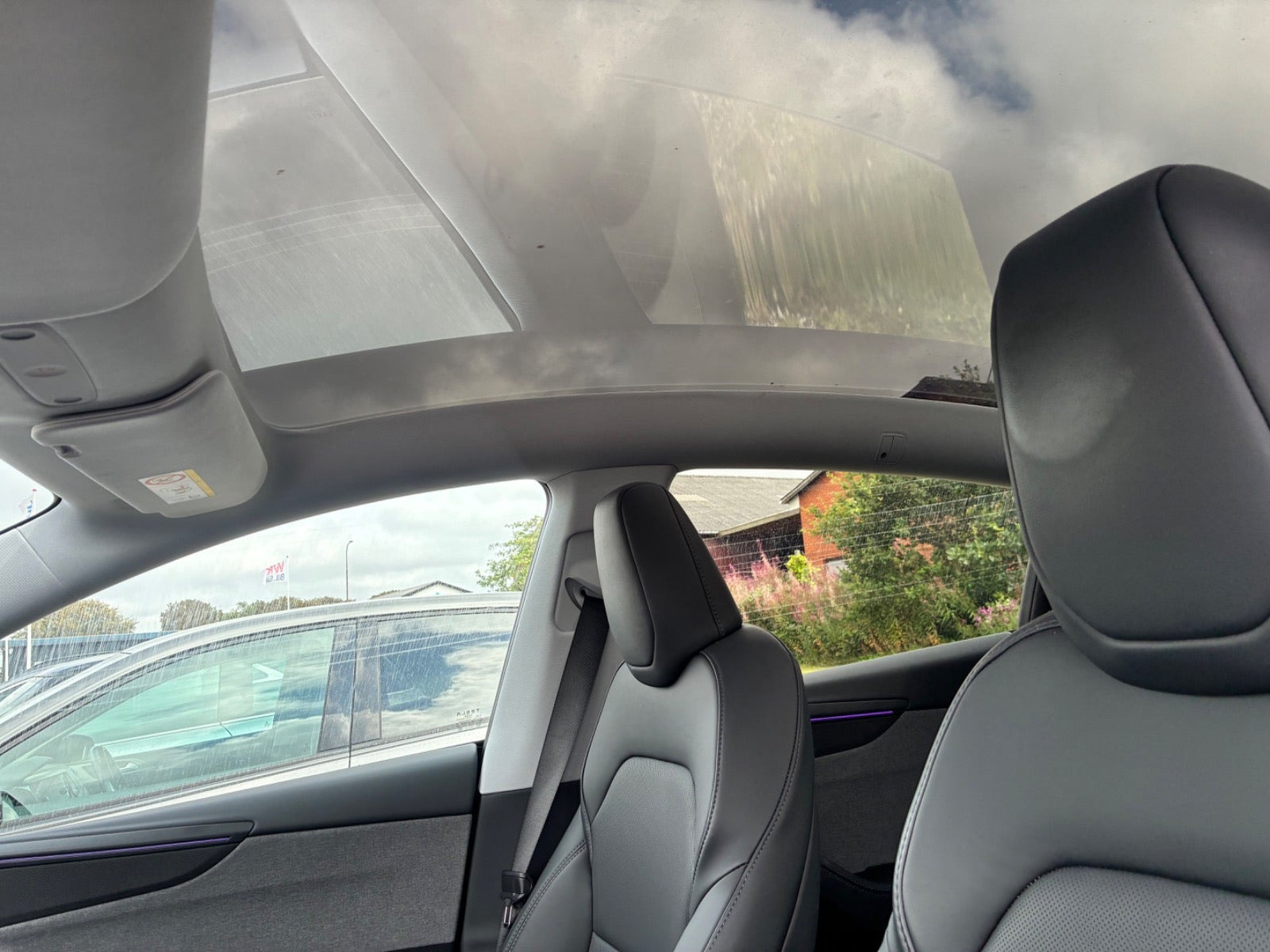 Blå Tesla Model Y fra 2025