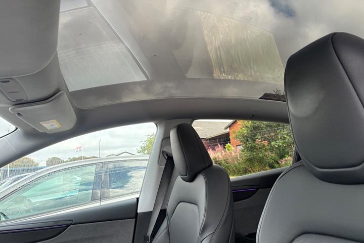 Blå Tesla Model Y fra 2025