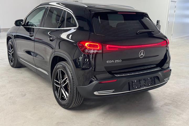 Sort Mercedes EQA250 fra 2023