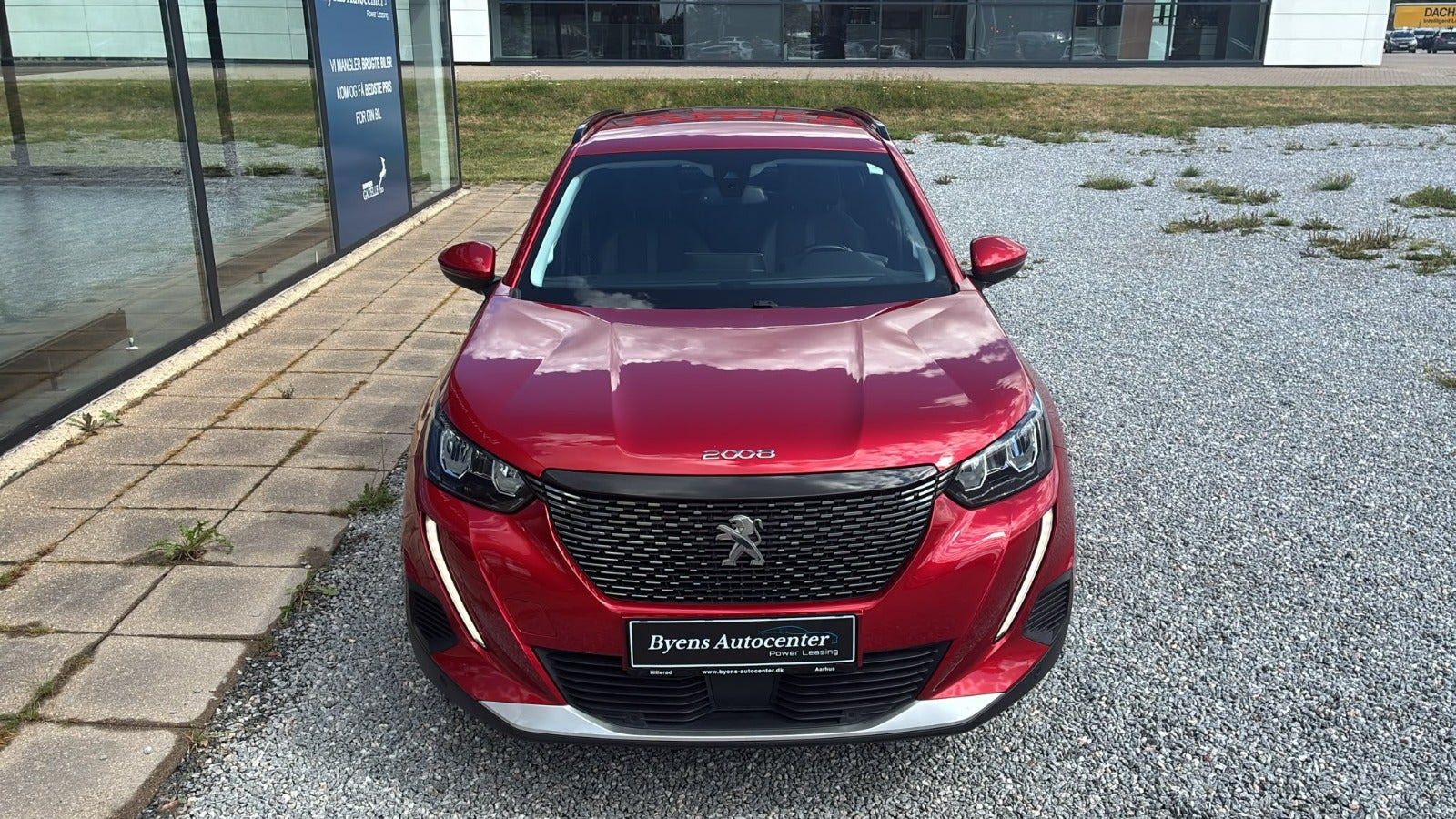 Rød Peugeot 2008 fra 2021