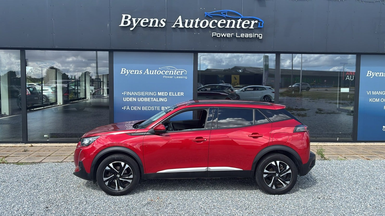 Rød Peugeot 2008 fra 2021