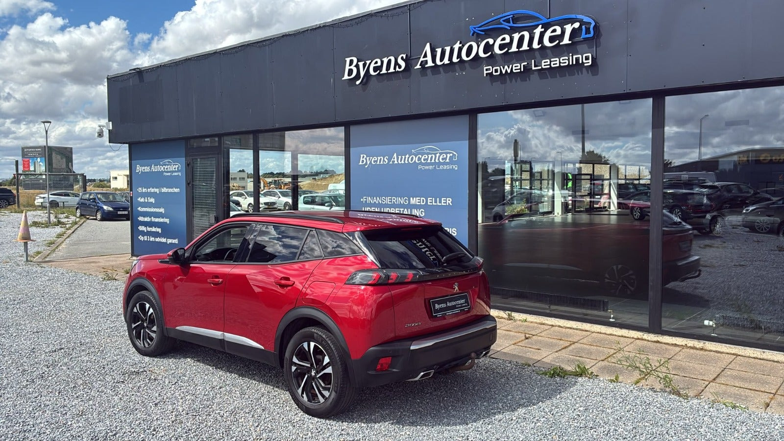 Rød Peugeot 2008 fra 2021