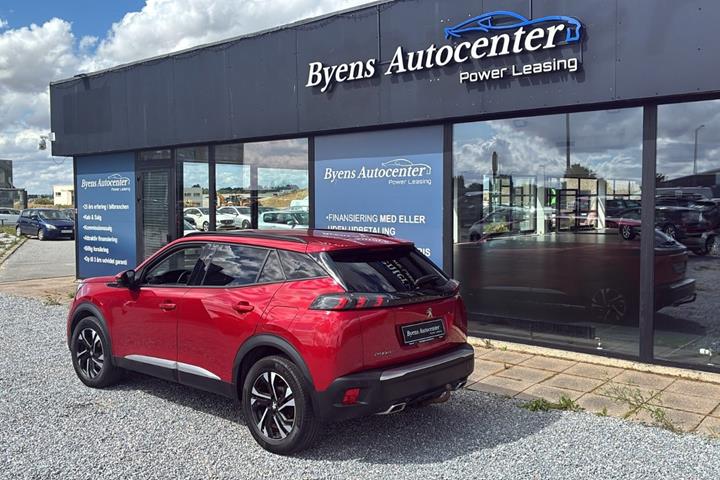 Rød Peugeot 2008 fra 2021