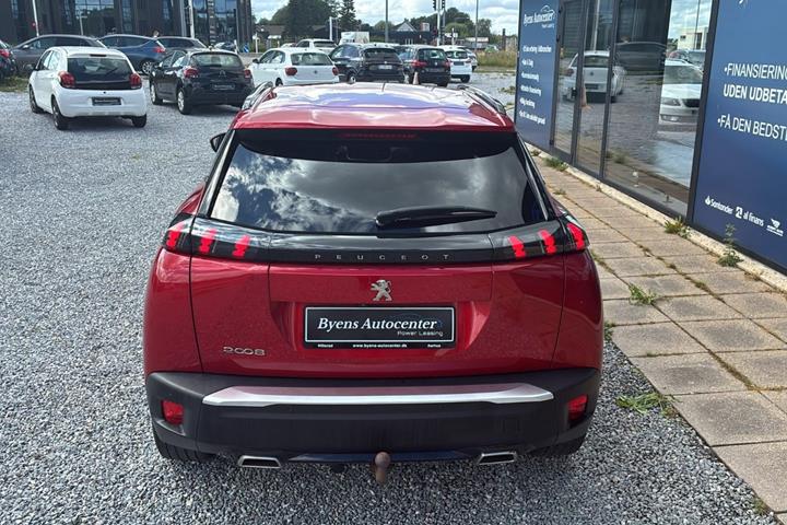 Rød Peugeot 2008 fra 2021