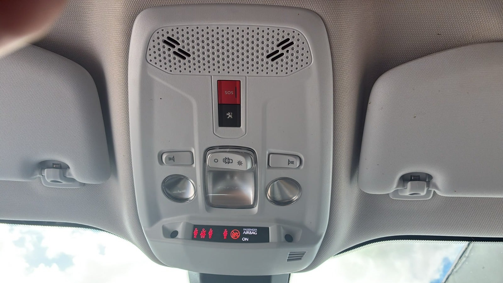 Rød Peugeot 2008 fra 2021