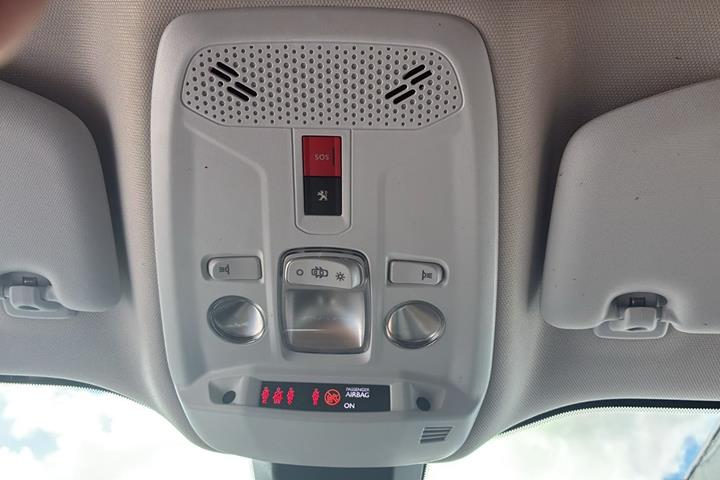 Rød Peugeot 2008 fra 2021