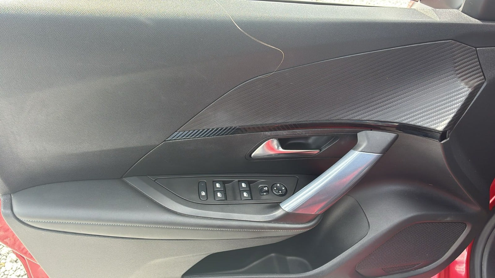 Rød Peugeot 2008 fra 2021