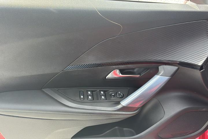 Rød Peugeot 2008 fra 2021