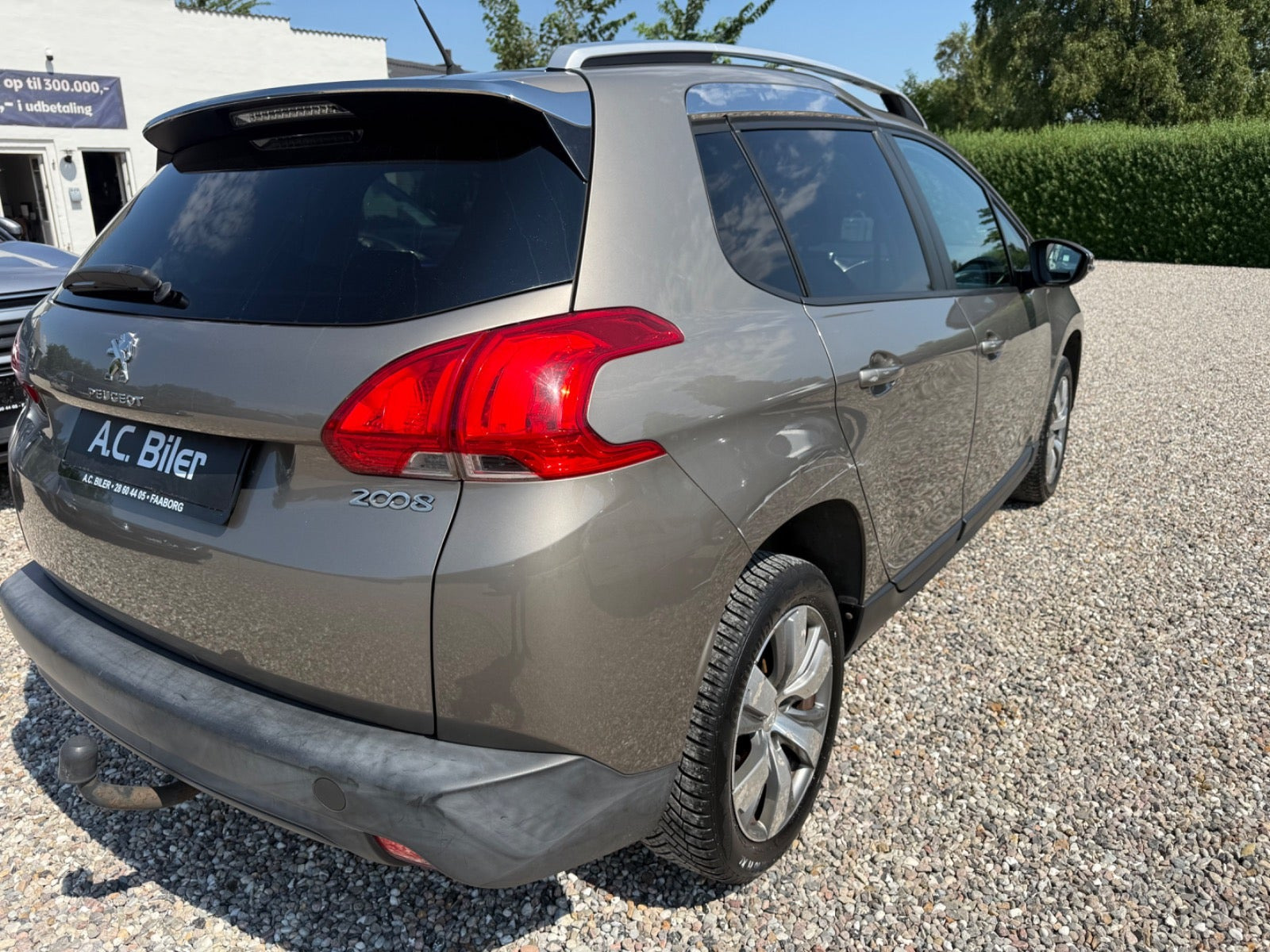 Orange Peugeot 2008 fra 2014